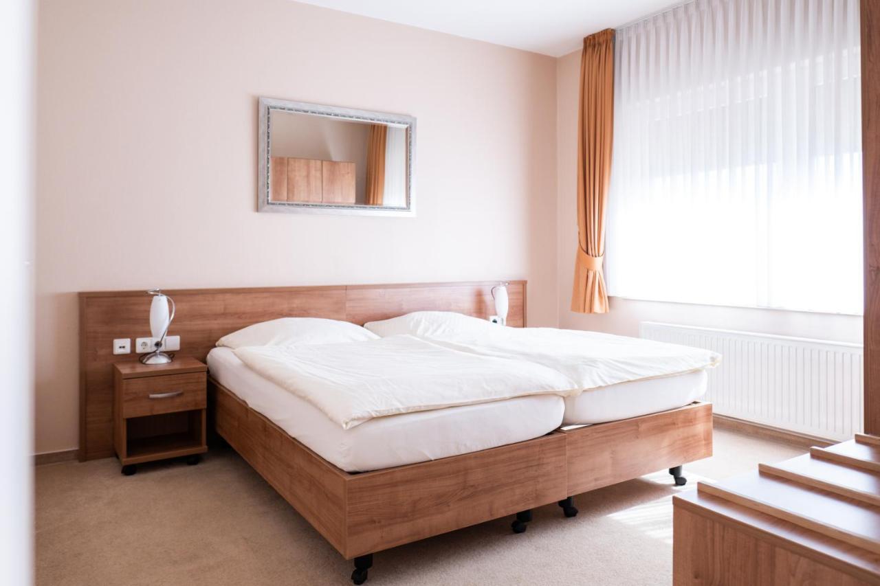 Land-Gut-Hotel Restaurant Kreuz Meyer Stuhr Buitenkant foto