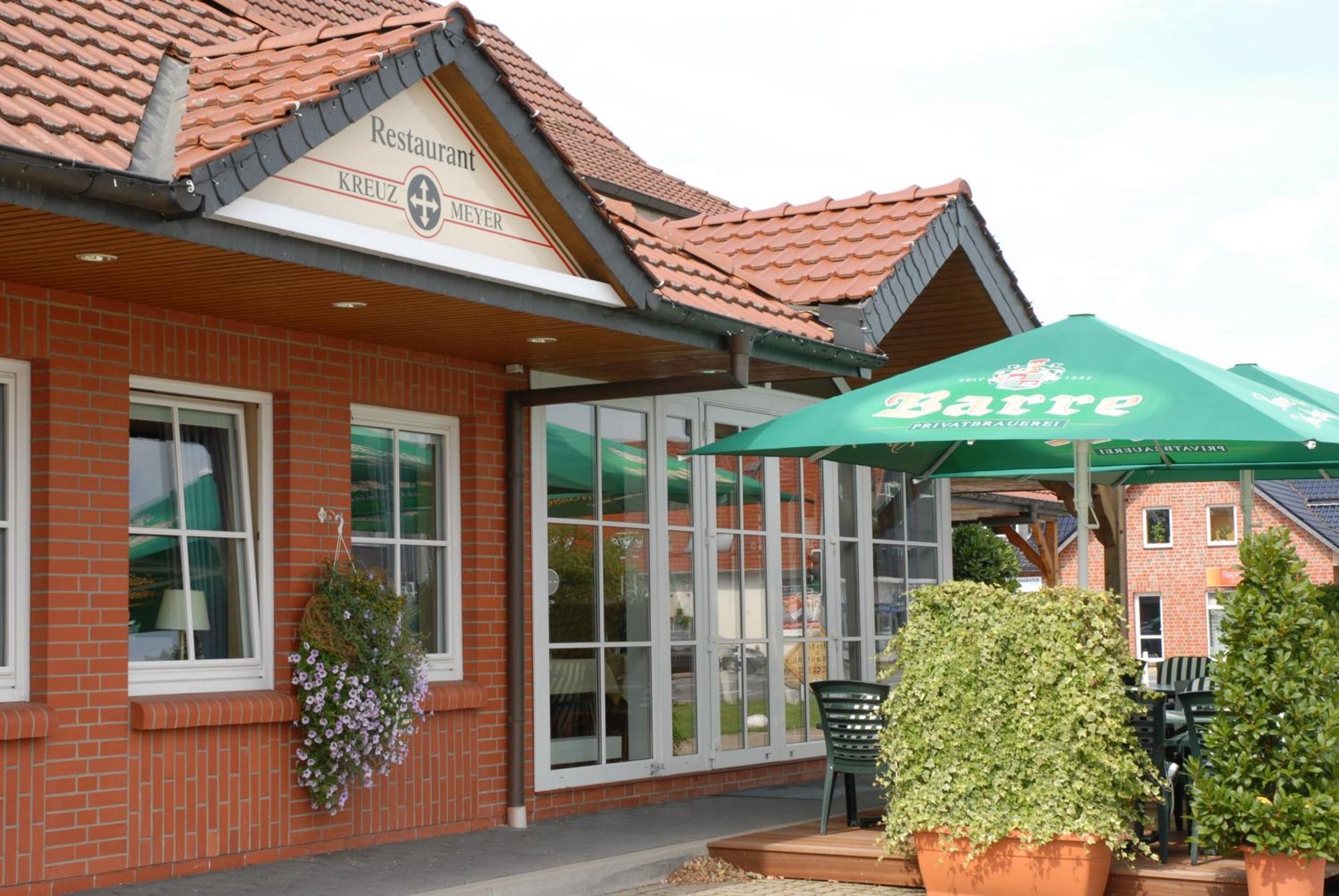 Land-Gut-Hotel Restaurant Kreuz Meyer Stuhr Buitenkant foto