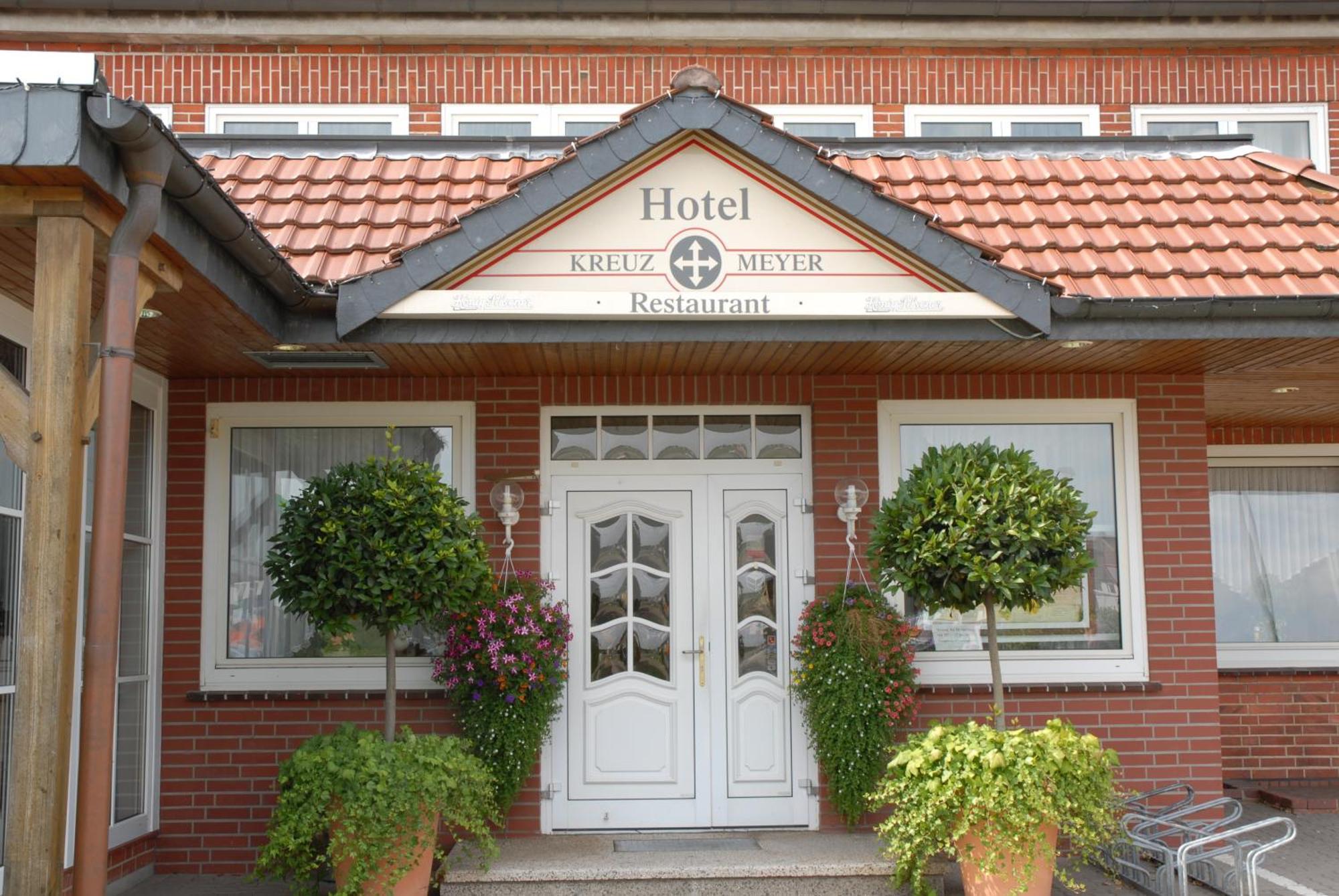 Land-Gut-Hotel Restaurant Kreuz Meyer Stuhr Buitenkant foto