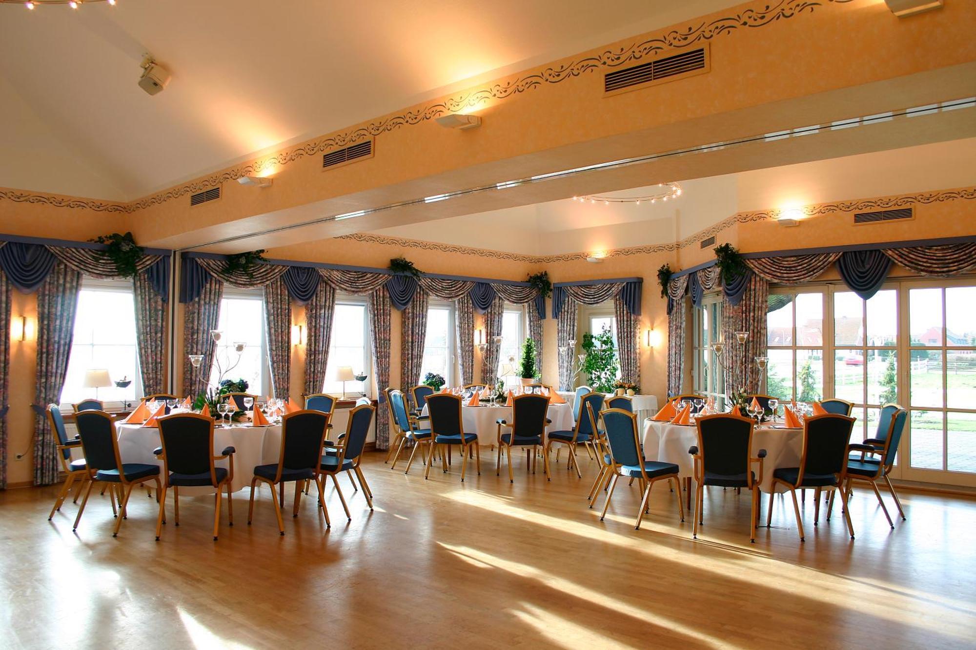 Land-Gut-Hotel Restaurant Kreuz Meyer Stuhr Buitenkant foto