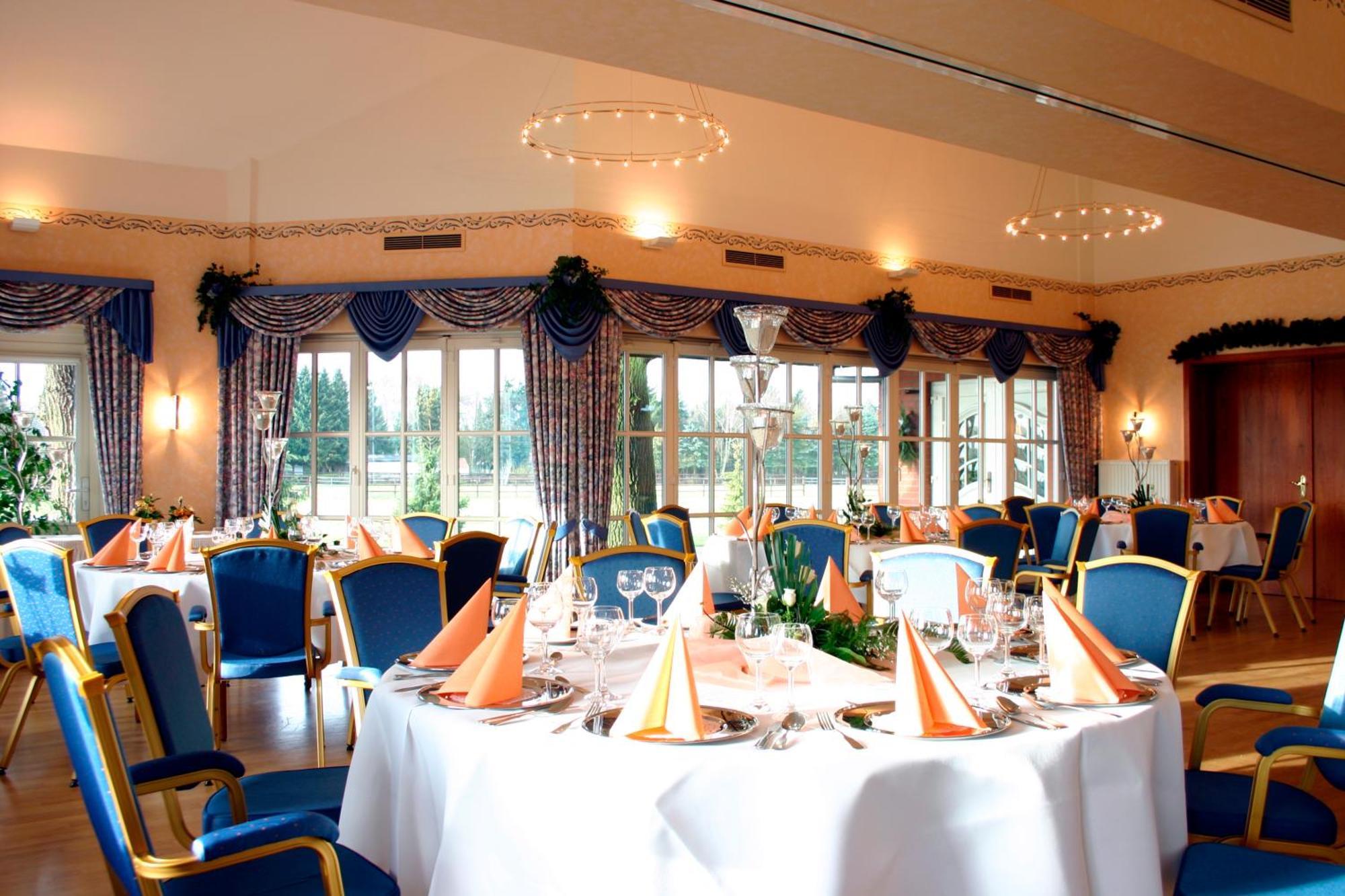 Land-Gut-Hotel Restaurant Kreuz Meyer Stuhr Buitenkant foto