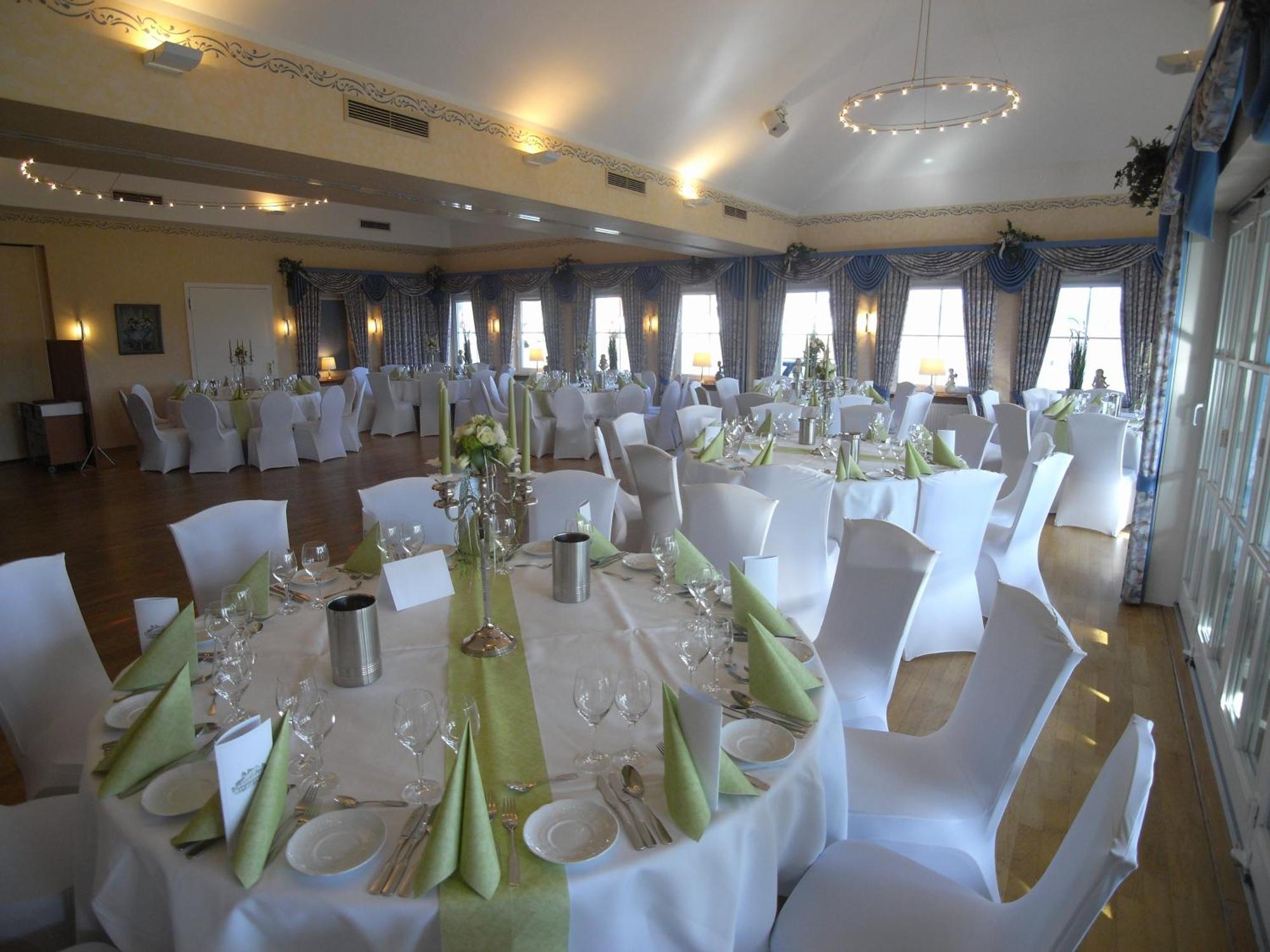 Land-Gut-Hotel Restaurant Kreuz Meyer Stuhr Buitenkant foto