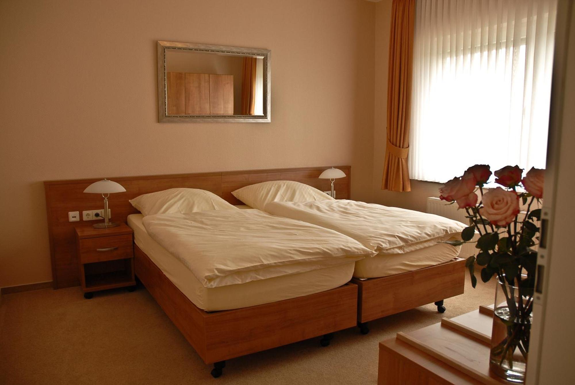Land-Gut-Hotel Restaurant Kreuz Meyer Stuhr Buitenkant foto